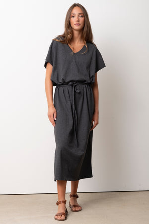 robe longue et fluide en coton upcyclé avec ceinture col V manche courte gris anthracite fendue sur le côté