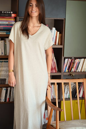 robe longue et fluide en lin et coton upcyclée avec ceinture col V manche courte écru fendue sur le côté