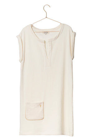 Robe Georgette en éponge upcyclée écru, coupe droite, col tunisien, manches courtes et poche plaquée brodée,