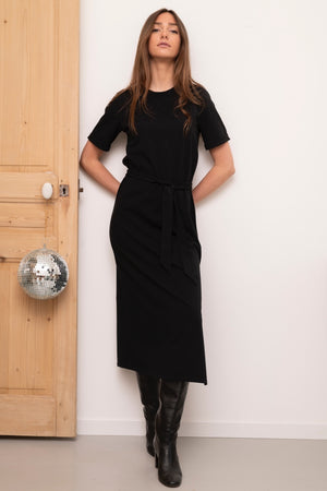 robe noire, longue, chic et fluide en coton upcyclé avec ceinture col rond manche 3/4 fendue sur le côté