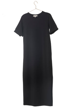 robe noire, longue, chic et fluide en coton upcyclé avec ceinture col rond manche 3/4 fendue sur le côté