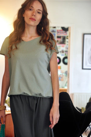 Tee shirt femme manche courte forme droite, blousant et resserré en bas de corps, matière douce en coton bio et GOTS ajourée col V vert sauge, vert gris, vert clair, vert doux