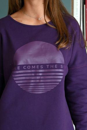Sweat basique pour femme oversize col rond évasé manche longue manche tombante coton upcyclé molleton print here comes the sun violet