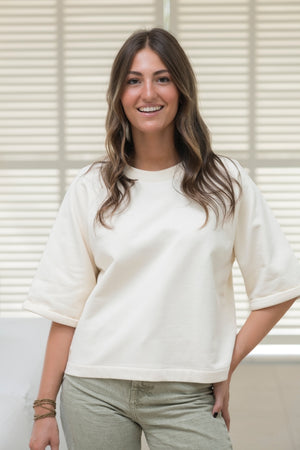 pull femme court et oversize manche 3/4 raglante, col rond en molleton, confortable blanc cassé