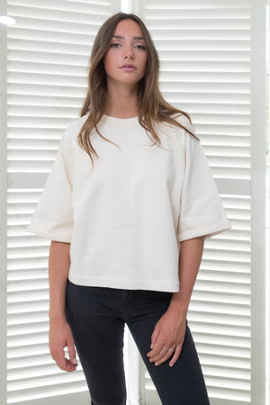 pull femme court et oversize manche 3/4 raglante, col rond en molleton, confortable blanc cassé