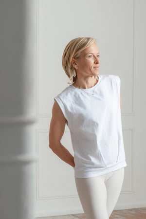 Tee-shirt blanc de yoga écoresponsable Suny x Marina, col rond et emmanchures évasées