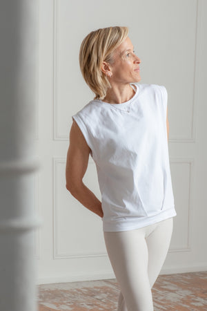 Tee-shirt blanc de yoga écoresponsable Suny x Marina, col rond et emmanchures évasées