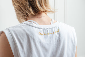 Tee-shirt blanc de yoga écoresponsable Suny x Marina, col rond et emmanchures évasées