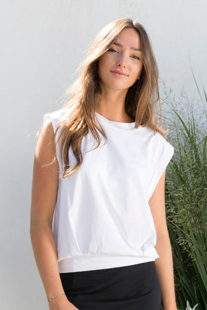 Tee-shirt blanc Garance, col rond, manches évasées avec retour, effet blousant parfait pour jupes et pantalons, en coton bio certifié GOTS