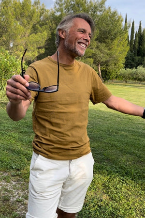 Tee-shirt basique homme manche courte coupe droite, col rond avec double surpiqûre à l’encolure, coton lourd biologique certifié GOTS molleton de couleur havane brun bronze marron