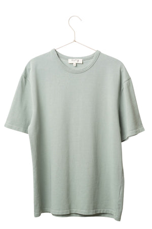 Tee-shirt basique homme manche courte coupe droite, col rond avec double surpiqûre à l’encolure, coton lourd biologique certifié GOTS molleton vert sauge