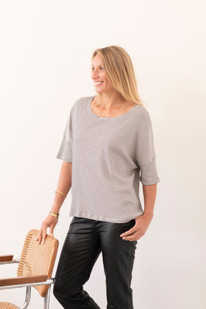 Tee shirt femme manche tombante au coude ample et oversize, en lin et coton upcyclé, col arrondi et évasé rayé noir et blanc cassé