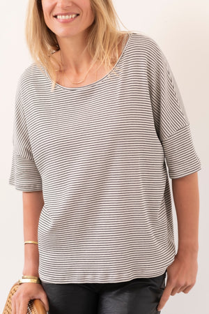 Tee shirt femme manche tombante au coude ample et oversize, en lin et coton upcyclé, col arrondi et évasé rayé noir et blanc cassé