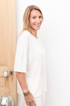 Tee shirt femme 100% bio manche tombante au coude ample et oversize, en lin et coton upcyclé, col arrondi et évasé écru, blanc cassé