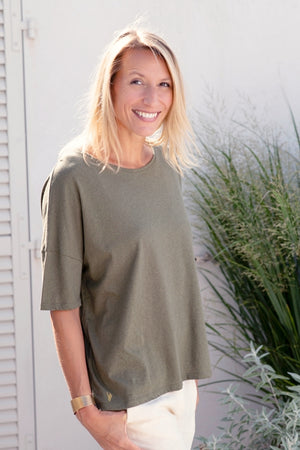 Tee shirt femme 100% bio manche tombante au coude ample et oversize, en lin et coton upcyclé, col arrondi et évasé vert gris kaki
