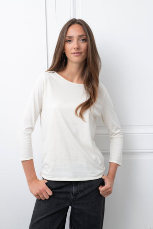 Look casual chic avec le tee-shirt DANCING SUNY beurre frais et jean brut