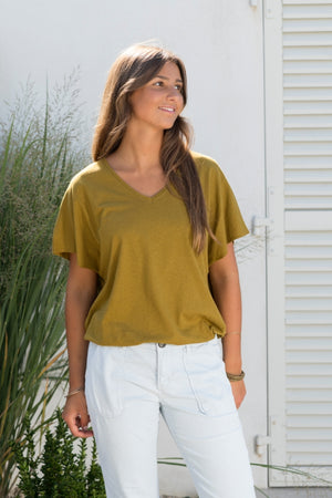 Tee shirt long femme lin et coton upcyclé manche courte forme oversize col V moutarde havane