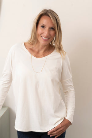 Tee shirt pour femme en coton bio GOTS eco responsable à manche longue, oversize, col V Extra suny V blanc cassé crème