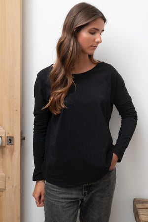 Tee-shirt oversize EXTRA SUNY col rond noir manches longues et resserrée en coton bio GOTS
