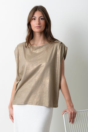 Tee-shirt Grace taupe Suny en coton et lin bio irisé, porté par Lou
