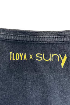 Tee-shirt Relax V Suny en coton bio noir vieilli, col V plongeant, épaules dégagées, coupe droite, effet vintage et rock