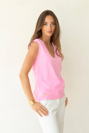 Tee-shirt Relax V Suny en coton bio rose fluo, col V plongeant, épaules dégagées, coupe droite, effet vintage et rock