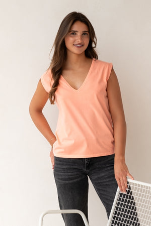 Détail du col V plongeant du tee-shirt Relax V Suny orange fluo en coton biologique GOTS