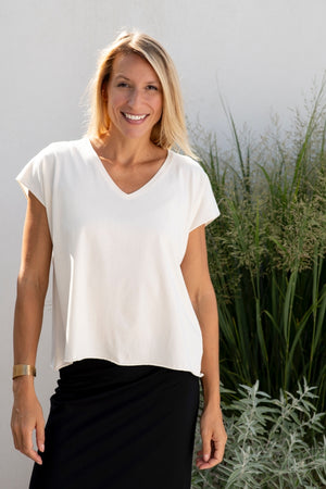 Tee shirt femme manche courte rock court et ample en coton bio GOTS éco responsable sans couture oversize col v beurre frais écru blanc cassé