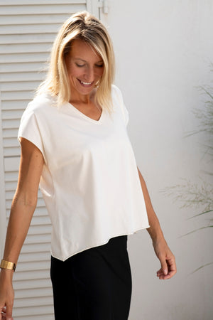 Tee shirt femme manche courte rock court et ample en coton bio GOTS éco responsable sans couture oversize col v beurre frais écru blanc cassé