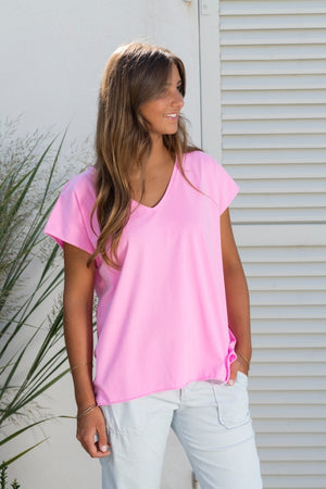 Tee shirt femme manche courte rock court et ample en coton bio GOTS éco responsable sans couture oversize col v rose fluo
