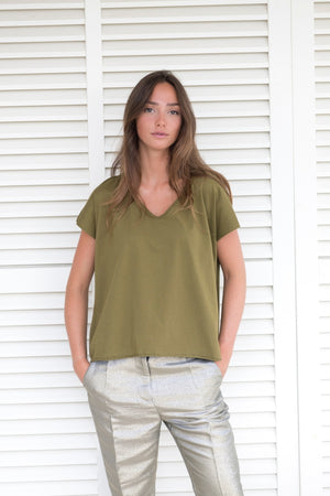 Tee shirt femme manche courte rock court et ample en coton bio GOTS éco responsable sans couture oversize col v vert kaki