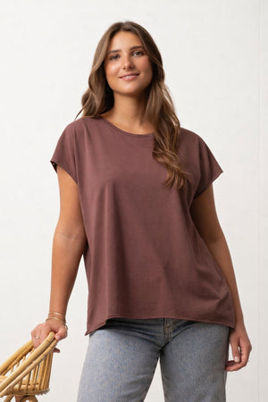 Tee-shirt ROCKY Suny Cacao en coton bio certifié GOTS, coupe loose, bords francs roulottés.