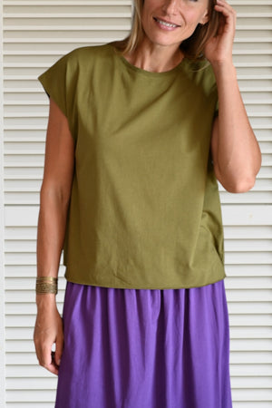 Tee shirt femme oversize col rond encolure ronde manche courte coupé bord franc pour un look rock en coton jersey bio GOTS et éco responsable vert bronze