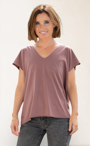 Tee-shirt ROCKY V Suny Cacao en coton bio certifié GOTS, col V, coupe loose, bords francs roulottés, jersey 160 g/m²