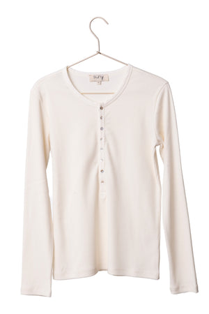 le tee-shirt tunisien SUNY en coton bio GOTS, coloris beurre frais, manches longues, boutons en nacre.