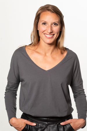 Tee shirt pour femme en coton bio GOTS eco responsable à manche longue, oversize, col V Extra suny gris foncé anthracite charbon