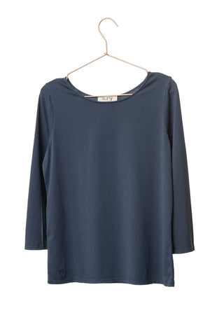 Détail du col danseuse du tee-shirt Dancing Suny en coton bio bleu marine