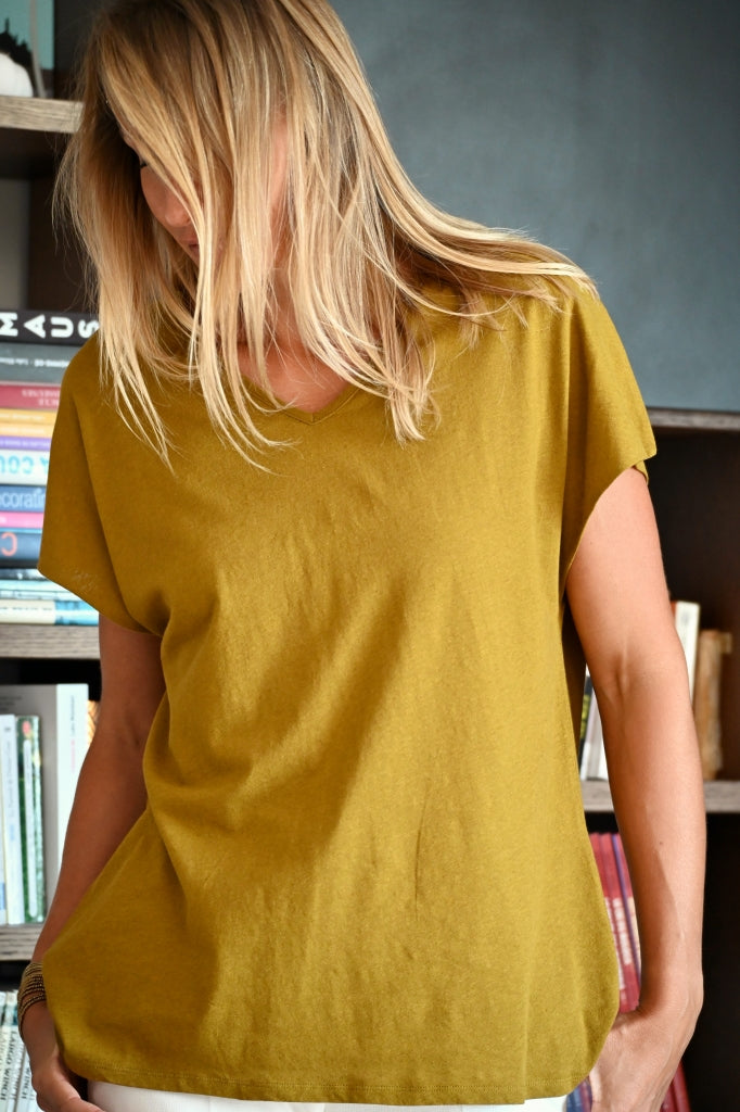 Tee shirt long femme lin et coton upcyclé manche courte forme oversize col V moutarde havane