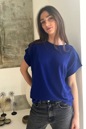 Tee shirt suny chic pour femme oversize col évasé dégagé manche structurée courte tombante à pince en coton bio GOTS et eco responsable bleu outremer bleu vif bleu majorelle