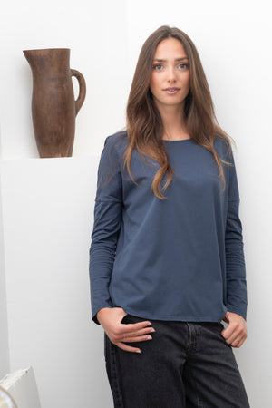 Tee-shirt Extra Suny bleu marine porté, manches longues ajustées et coupe oversize