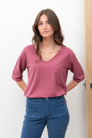 tee-shirt col V Flora V en coton bio lie de vin porté face – Suny