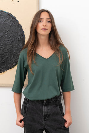 Tee-shirt Flora V vert d’hiver porté – col V et manches longueur coude pour une silhouette élégante