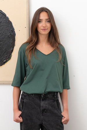 Tee-shirt Flora V vert d’hiver porté – col V et manches longueur coude pour une silhouette élégante