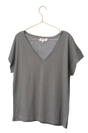 Tee-shirt Gloria gris kaki, col V profond, manches courtes échancrées, confectionné en coton et lin bio certifiés GOTS