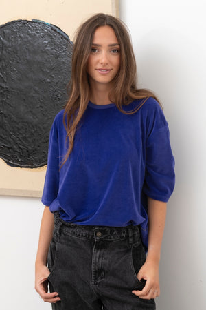 Tee-shirt HERMINE en velours de coton bio bleu outremer – coupe oversize et douce