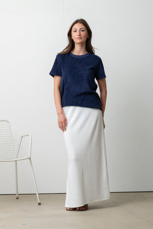 Look Suny en éponge bouclette : t-shirt Irène marine foncé et jupe Gilda, coton bio certifié GOTS