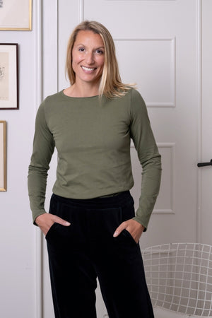 Tee-shirt JUNE kaki vert femme en coton bio manches longues col évasé roulotté Suny