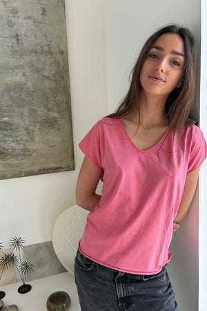 Tee shirt femme oversize col V manche courte coupé bord franc pour un look rock en coton jersey bio de couleur rose framboise GOTS et eco responsable