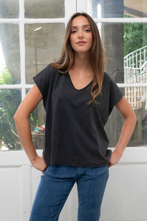 Tee shirt femme manche courte rock court et ample en coton bio GOTS éco responsable sans couture oversize col v noir vieilli, noir délavé, noir fade out, noir gris