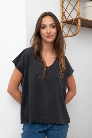 Tee shirt femme manche courte rock court et ample en coton bio GOTS éco responsable sans couture oversize col v noir vieilli, noir délavé, noir fade out, noir gris